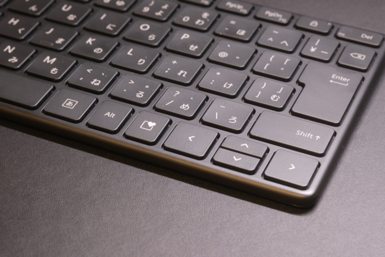 【Microsoft Designer Compact Keyboard】出社・在宅で大活躍の決定版キーボード めおとログ